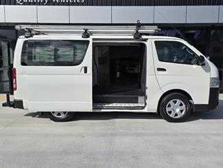 2015 Toyota Hiace - Thumbnail